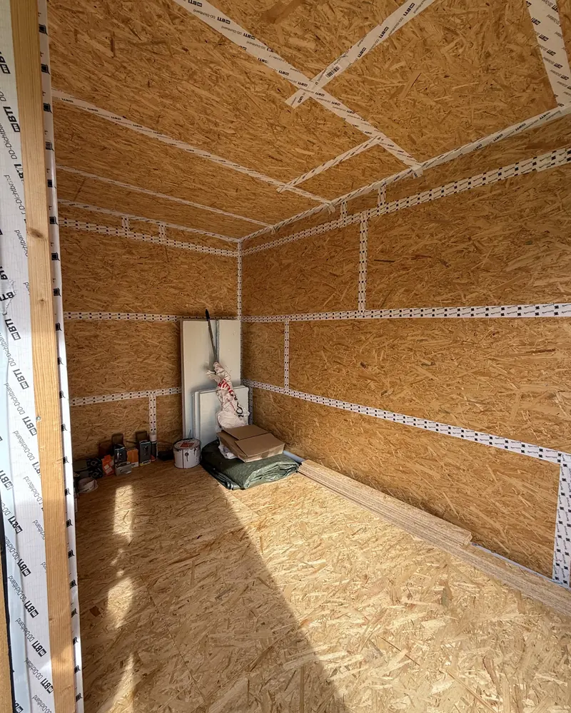 Innenraum eines Gartenhauses mit OSB-Beplankung und verklebten Stößen