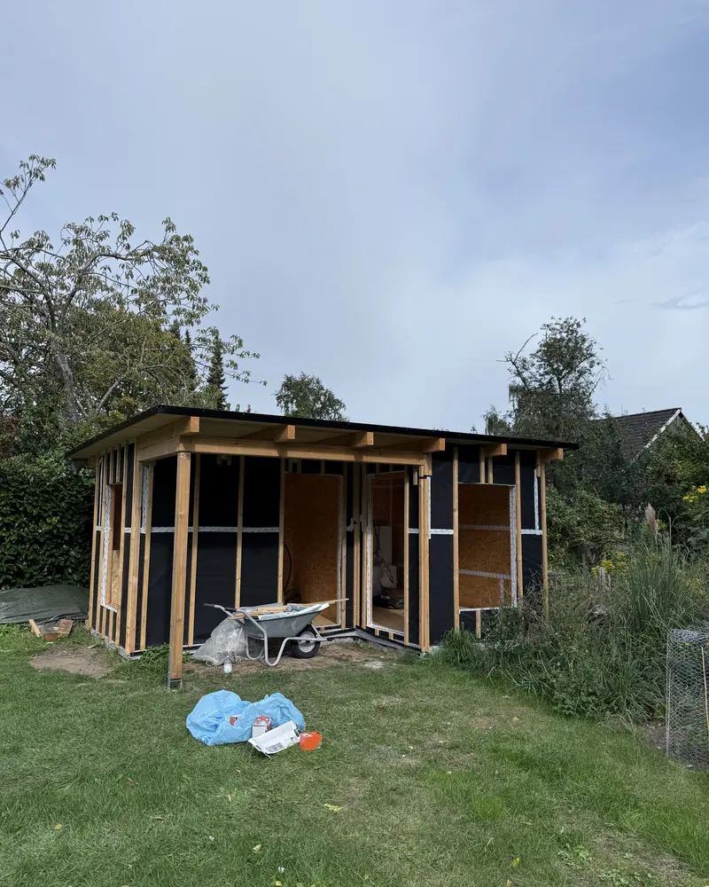 Gartenhaus im Rohbau mit Pultdach und noch offenen Gefachen