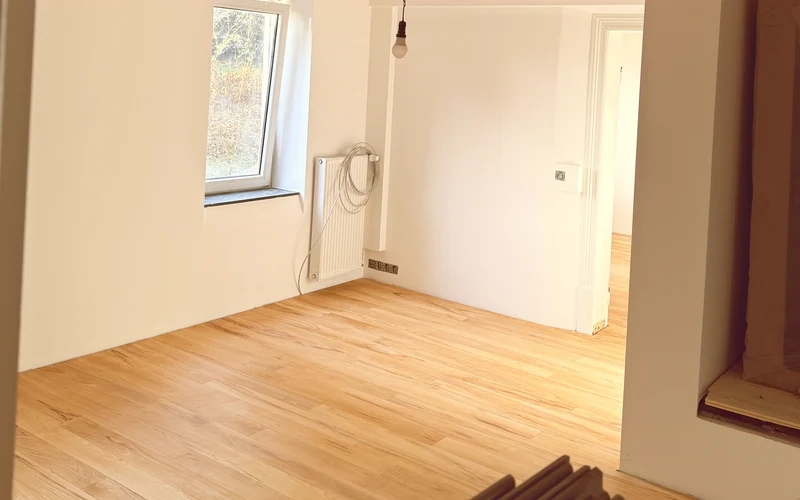 Fertig verlegter Holzdielenboden in einem hellen Raum