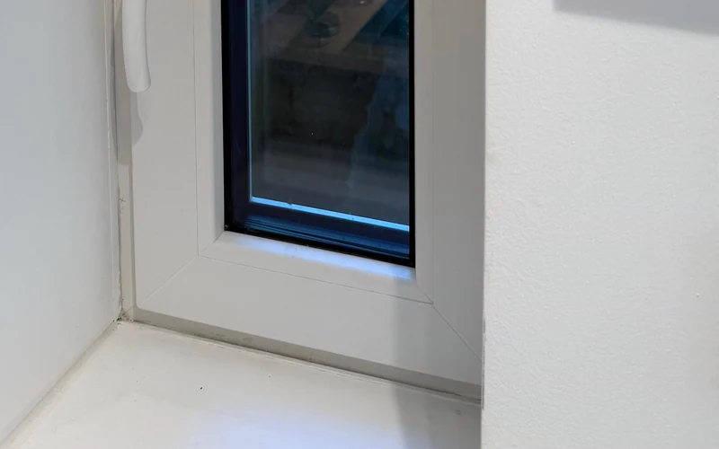 Detail eines neu eingebauten Fensters mit Griff