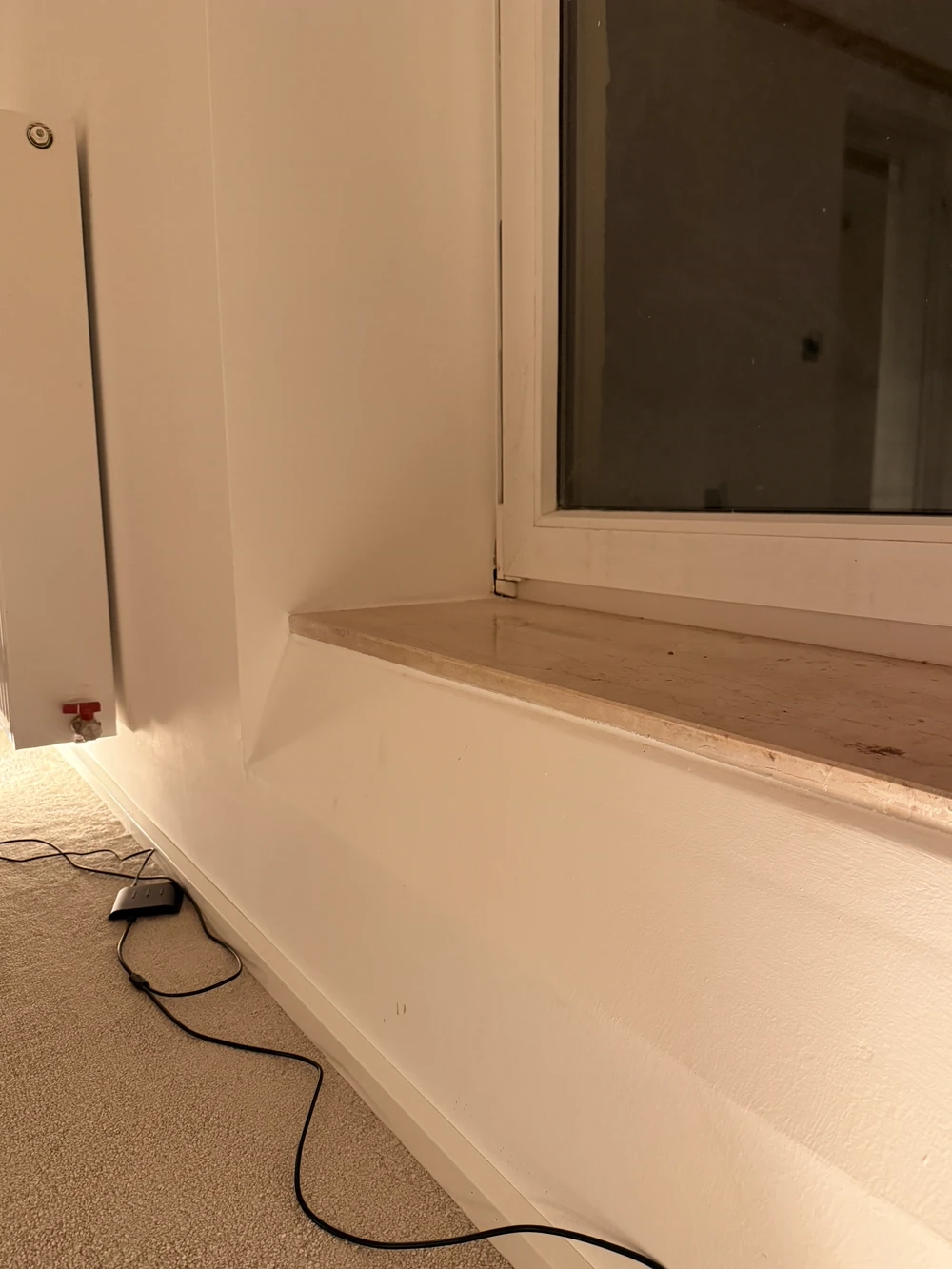 Neue Holzfensterbank in der weiß gestrichenen Fensterlaibung